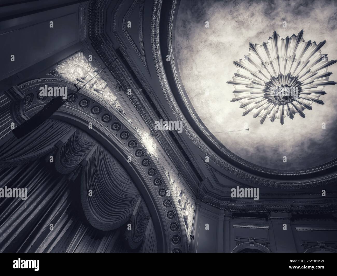 Un grande soffitto del teatro del San Francisco Ballet adornato da intricate modanature e un lampadario decorato appeso al centro del soffitto. Foto Stock