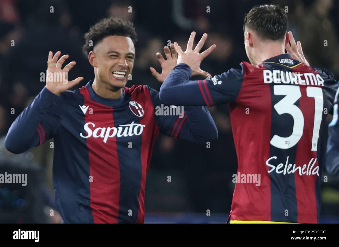Bologna, Italia. 27 febbraio 2025. Dan Ndoye di Bologna festeggia dopo aver segnato il gol 2-1 durante la partita di calcio italiana di serie A tra Bologna FC e A.C. Milan allo stadio Renato DallÕAra di Bologna, Italia settentrionale, giovedì 27 febbraio, 2025, Sport - calcio - (foto Michele Nucci credito: LaPresse/Alamy Live News Foto Stock