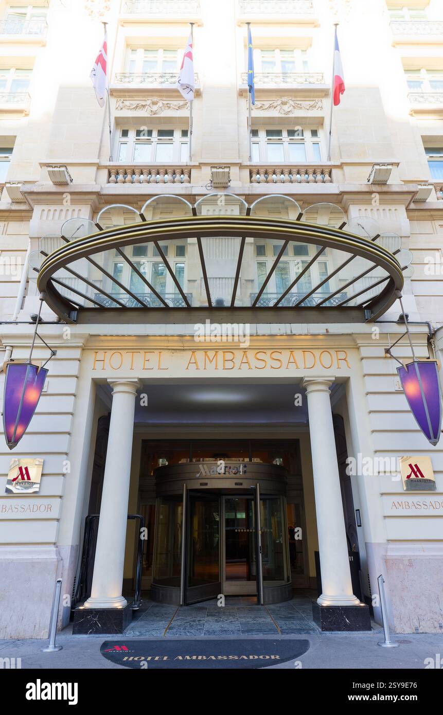 Parigi, Francia - 23 febbraio 2025 : Paris Marriott Opera Ambassador Hotel situato nel cuore del quartiere dell'Opera, vicino alle iconiche attrazioni parigine, Foto Stock