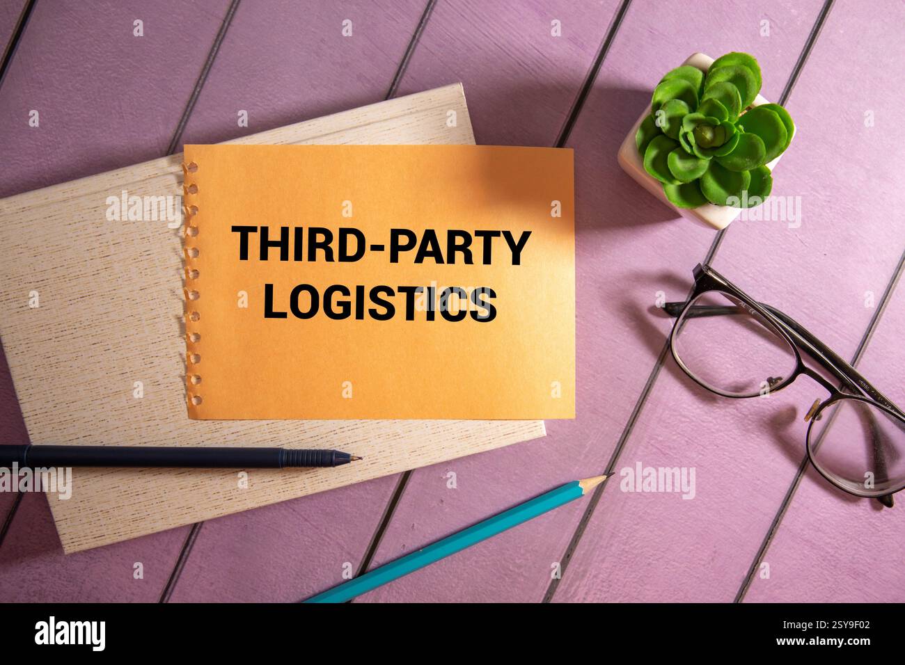 Invio di testo DI TERZE PARTI scritto su white paper note con occhiali e penna sulla tastiera del computer.Business Concept. Foto Stock