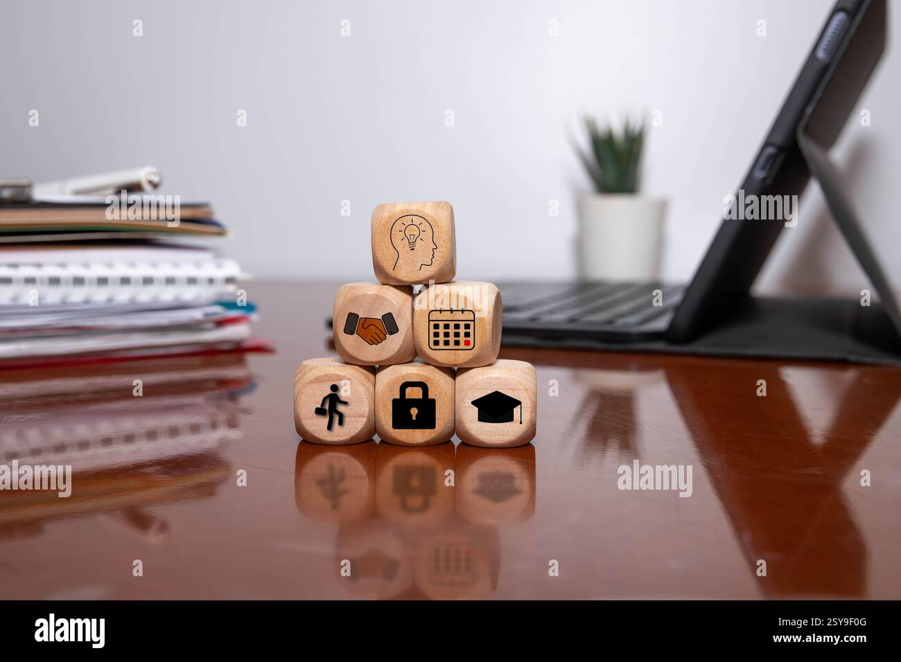 Simbolo della tassa di pianificazione 2025 per il nuovo anno. Parole chiave: Tassa 2025 su bellissimi blocchi di legno. Banconote da un dollaro. Bellissimo sfondo di banconote da un dollaro. Attività t Foto Stock