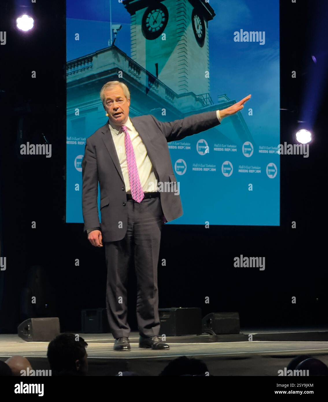 Nigel Farage, leader del Reform UK, parla con un incontro dei sostenitori alla presentazione del candidato Mayoral del partito per Hull e East Yorkshire. Foto Stock