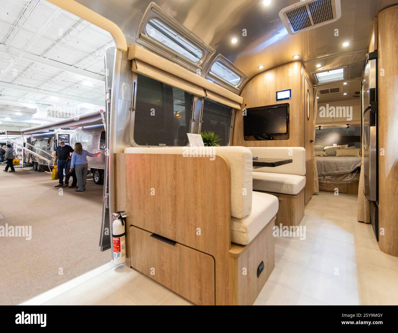 Mississauga, Canada. 27 febbraio 2025. La gente visita il 2025 Toronto Spring Camping and RV Show a Mississauga, la Greater Toronto area, Canada, il 27 febbraio 2025. Con oltre 450 camper, questo spettacolo annuale è iniziato qui giovedì e durerà fino al 2 marzo. Crediti: Zou Zheng/Xinhua/Alamy Live News Foto Stock