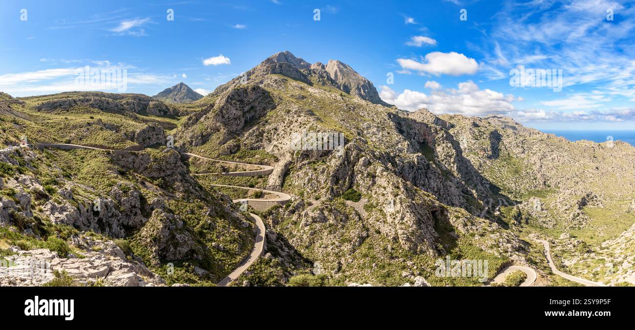 Splendida vista panoramica della tortuosa strada sa Calobra sulle montagne della Serra de Tramuntana. Maiorca, Isole Baleari, Spagna Foto Stock