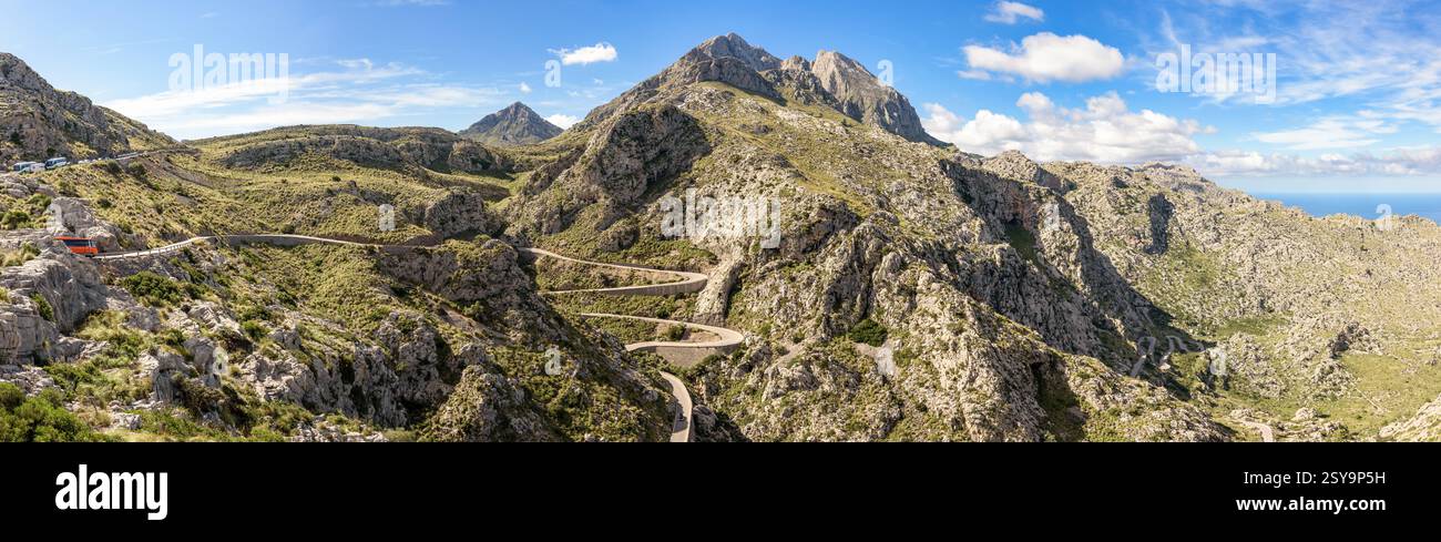 Splendida vista panoramica della tortuosa strada sa Calobra sulle montagne della Serra de Tramuntana. Maiorca, Isole Baleari, Spagna Foto Stock