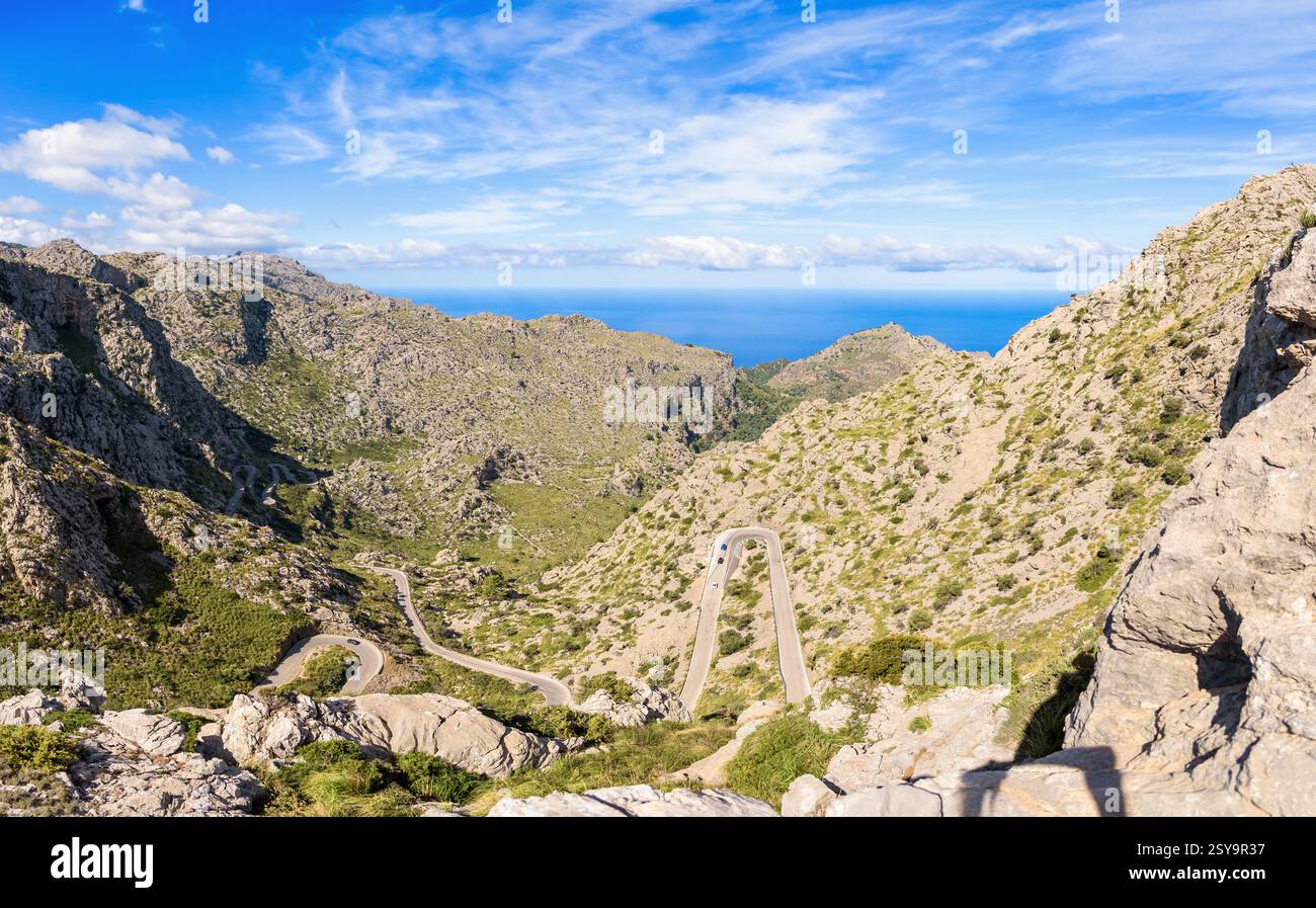 Vista mozzafiato del famoso tornante su sa Calobra sulle montagne della Serra de Tramuntana, con il percorso tortuoso che scende verso me Foto Stock