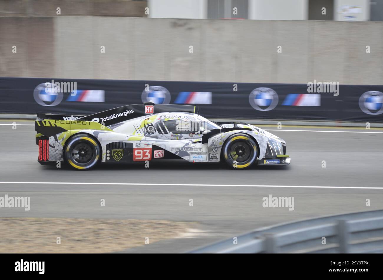 Peugeot TotalEnergies entrò nella Peugeot 9x8 Hypercar di Mikkel Jensen, Nico Muller & Jean-Eric Vergne uscendo dalla Esses alle 24 ore di LeMans 2024 Foto Stock