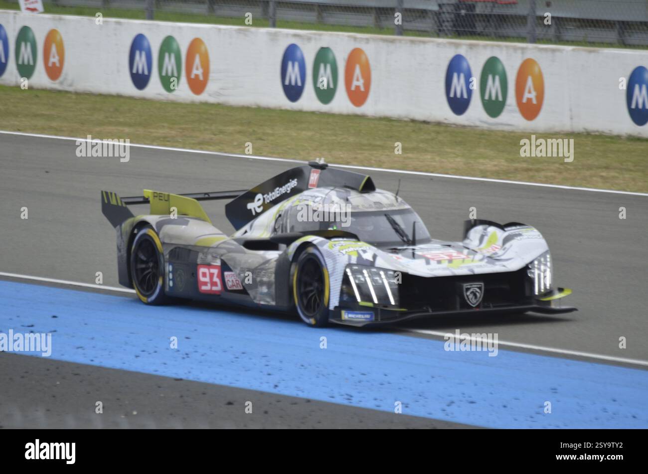 Peugeot TotalEnergies entrò nella Peugeot 9x8 Hypercar di Mikkel Jensen, Nico Muller & Jean-Eric Vergne avvicinandosi alla Ford Chicane, 2024 LeMans 24 ore Foto Stock
