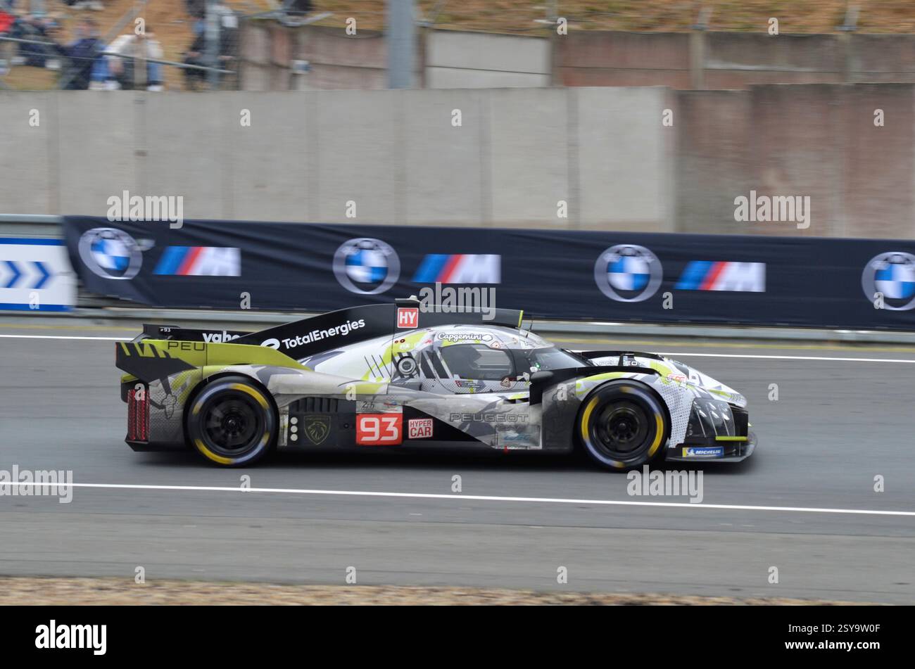 Peugeot TotalEnergies entrò nella Peugeot 9x8 Hypercar di Mikkel Jensen, Nico Muller & Jean-Eric Vergne uscendo dalla Esses alle 24 ore di LeMans 2024 Foto Stock