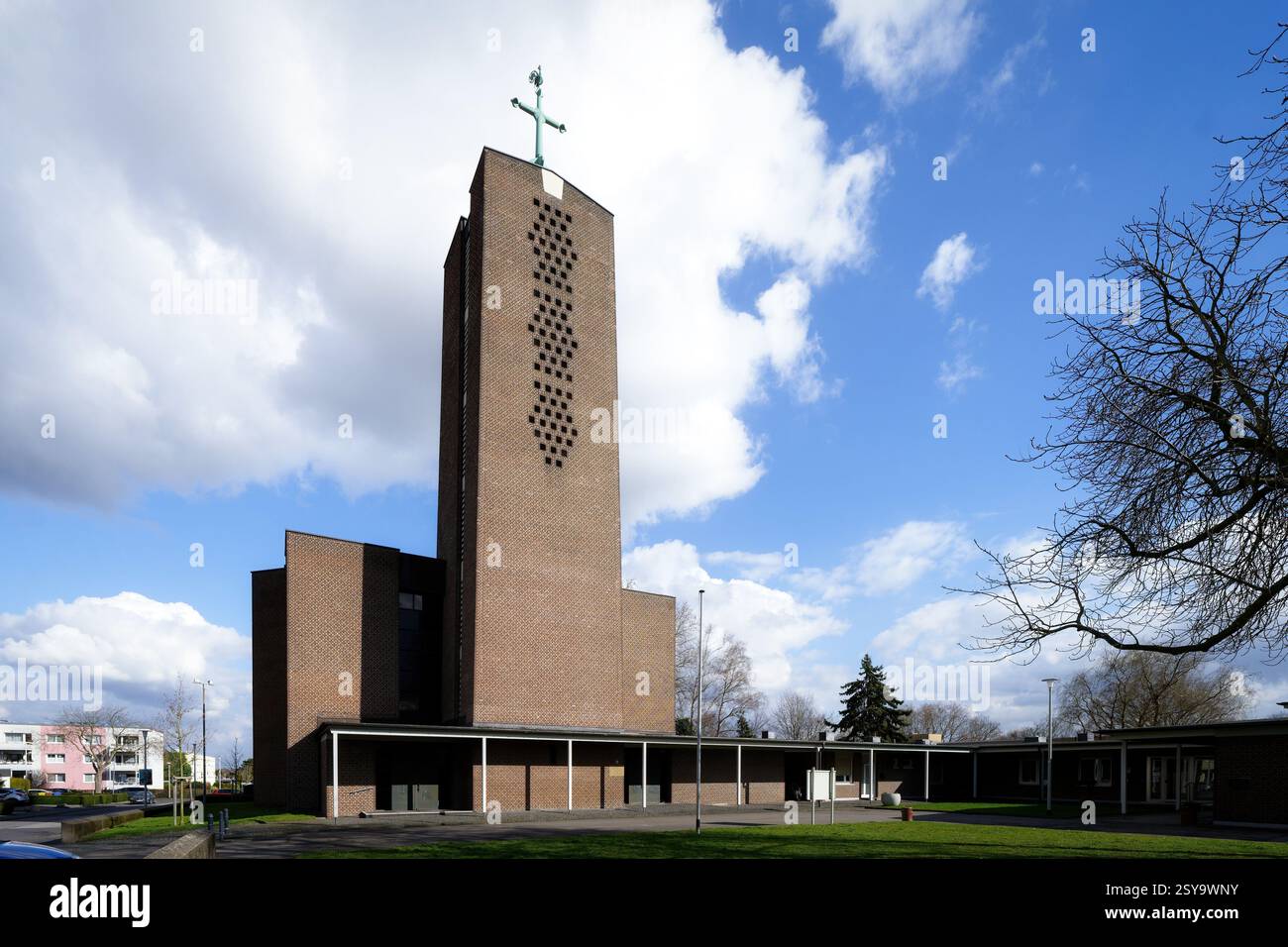 La chiesa cattolica di Sant'Ulrico del 60 in un aspetto senza fronzoli in mattoni a Frechen-Buschbell Foto Stock