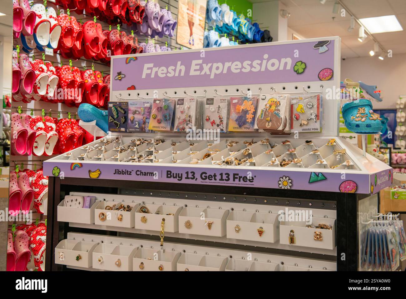 Interno di un negozio Crocs in Arizona con un'ampia gamma di scarpe e accessori Foto Stock