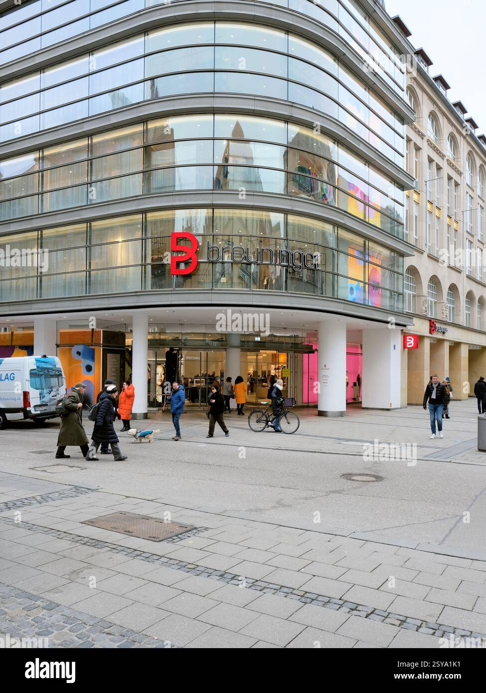 Grandi magazzini Breuninger in Sendlinger Strasse a Monaco di Baviera, Germania; rivenditore tedesco di grandi magazzini con sede a Stoccarda per lo shopping di lusso. Foto Stock