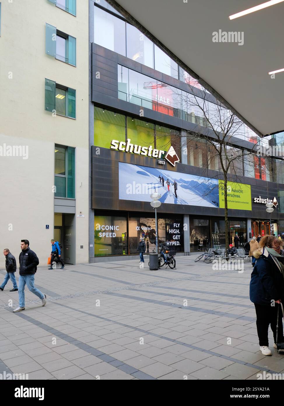 Schuster, negozio di articoli sportivi tedesco fondato nel 1913 da August Schuster; posizione originale su Rosenstrasse presso la Marienplatz di Monaco, Germania. Foto Stock