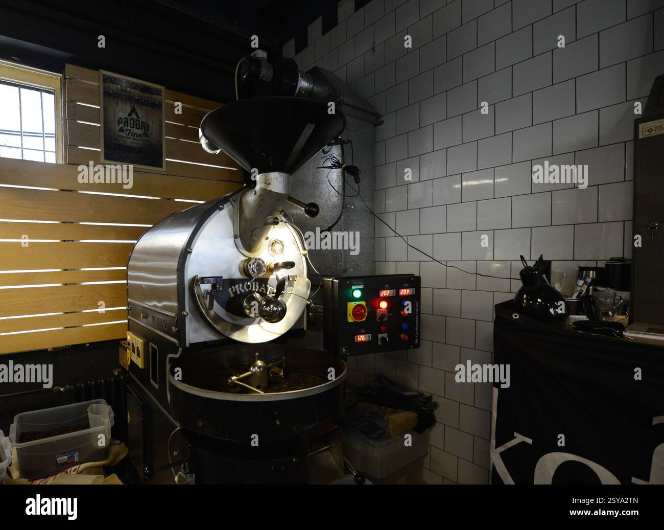 Torrefazione di chicchi di caffè freschi presso la caffetteria del museo di Belgrado, Serbia. Foto Stock