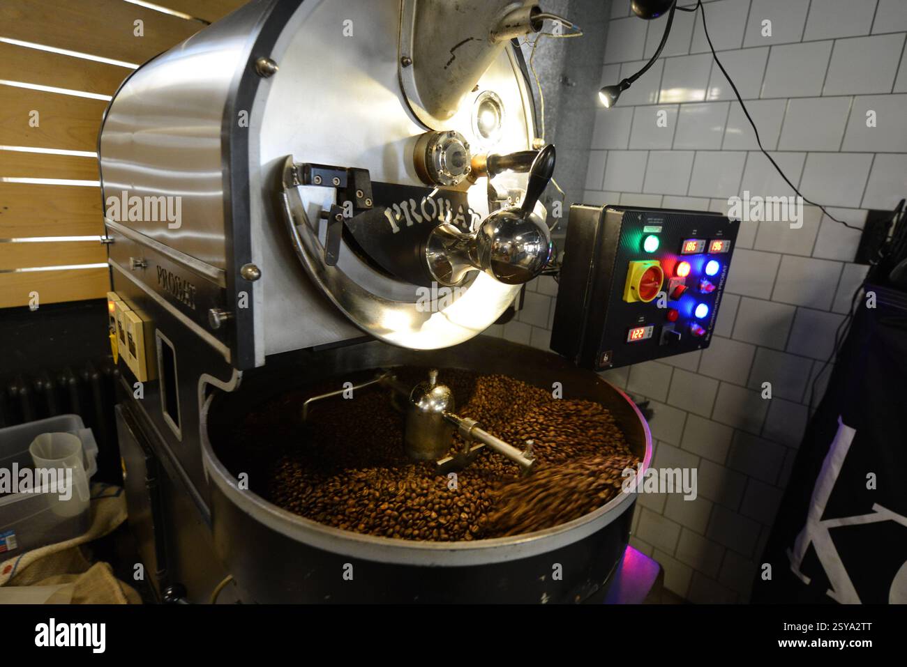 Torrefazione di chicchi di caffè freschi presso la caffetteria del museo di Belgrado, Serbia. Foto Stock
