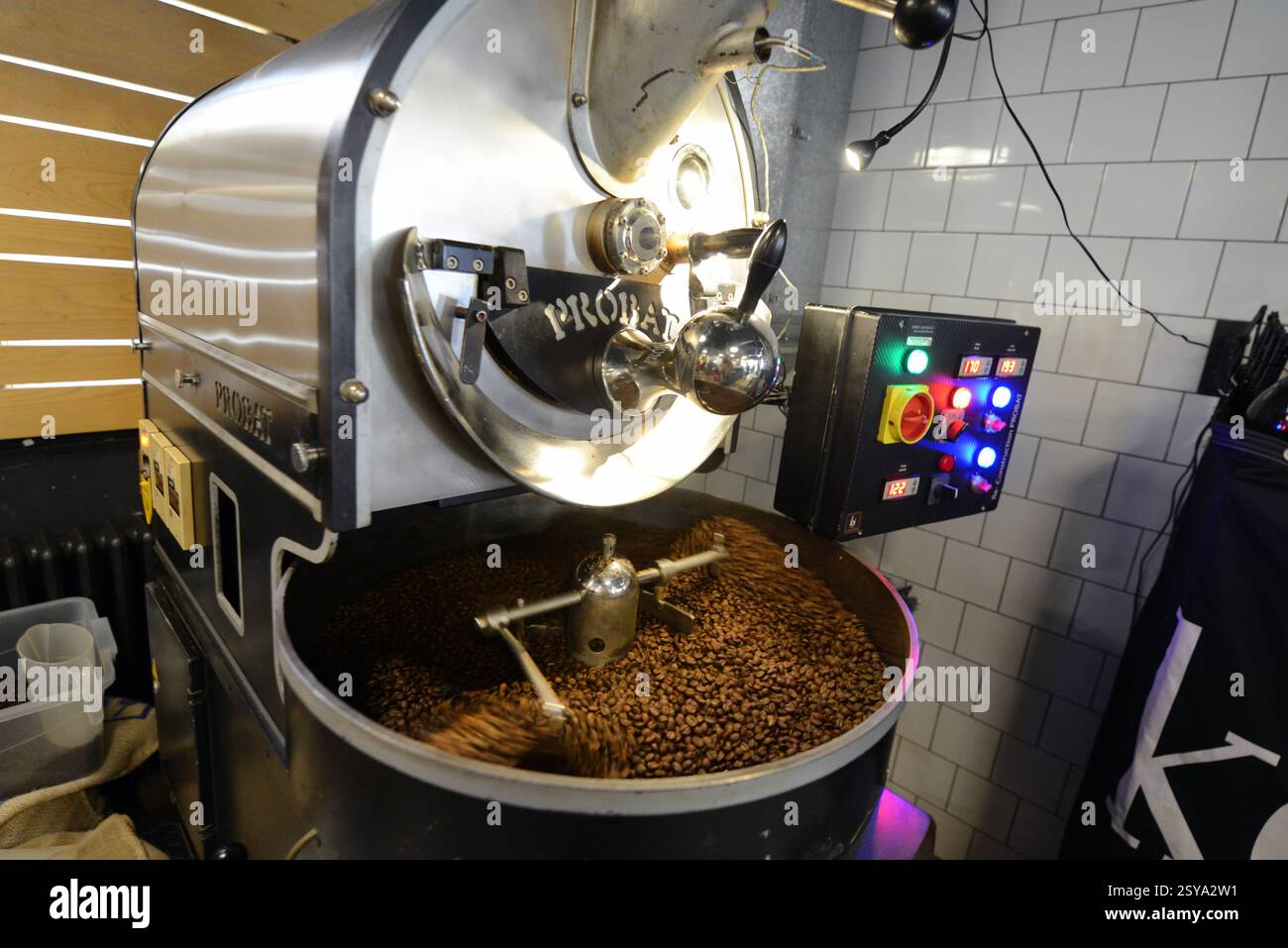 Torrefazione di chicchi di caffè freschi presso la caffetteria del museo di Belgrado, Serbia. Foto Stock