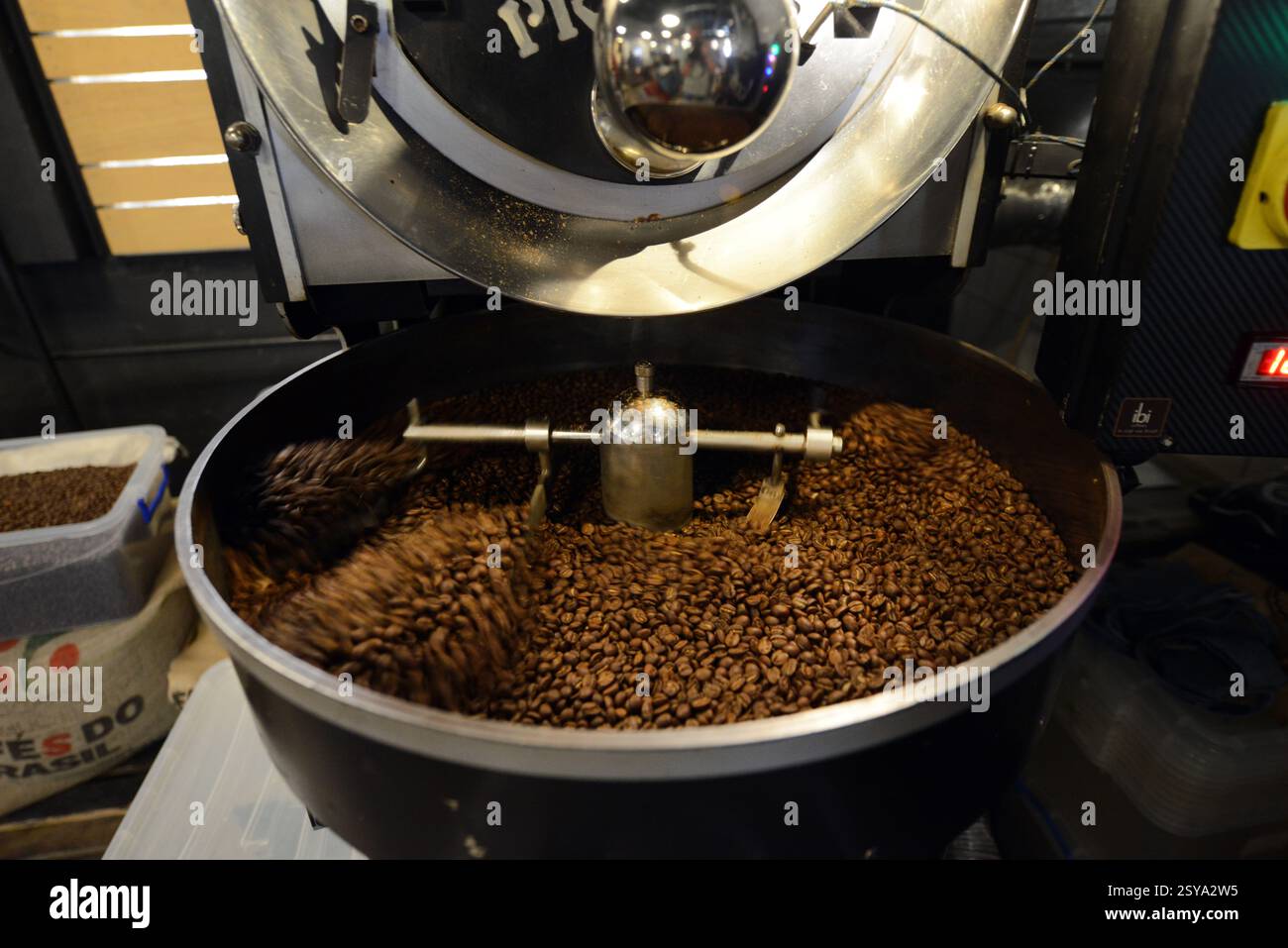 Torrefazione di chicchi di caffè freschi presso la caffetteria del museo di Belgrado, Serbia. Foto Stock