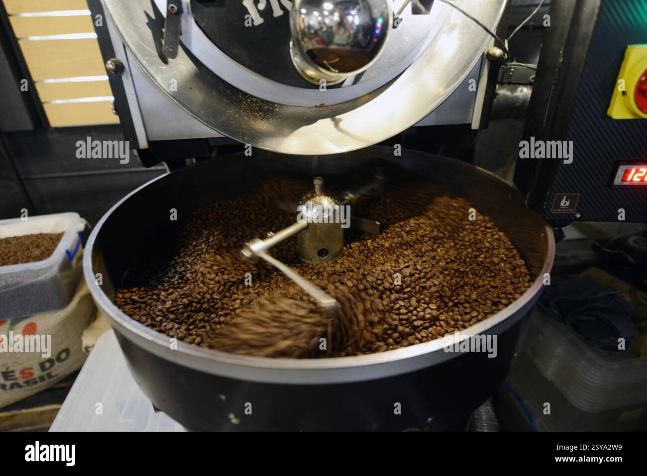 Torrefazione di chicchi di caffè freschi presso la caffetteria del museo di Belgrado, Serbia. Foto Stock