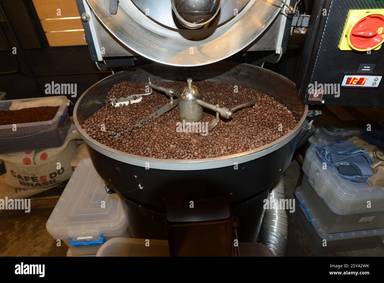 Torrefazione di chicchi di caffè freschi presso la caffetteria del museo di Belgrado, Serbia. Foto Stock