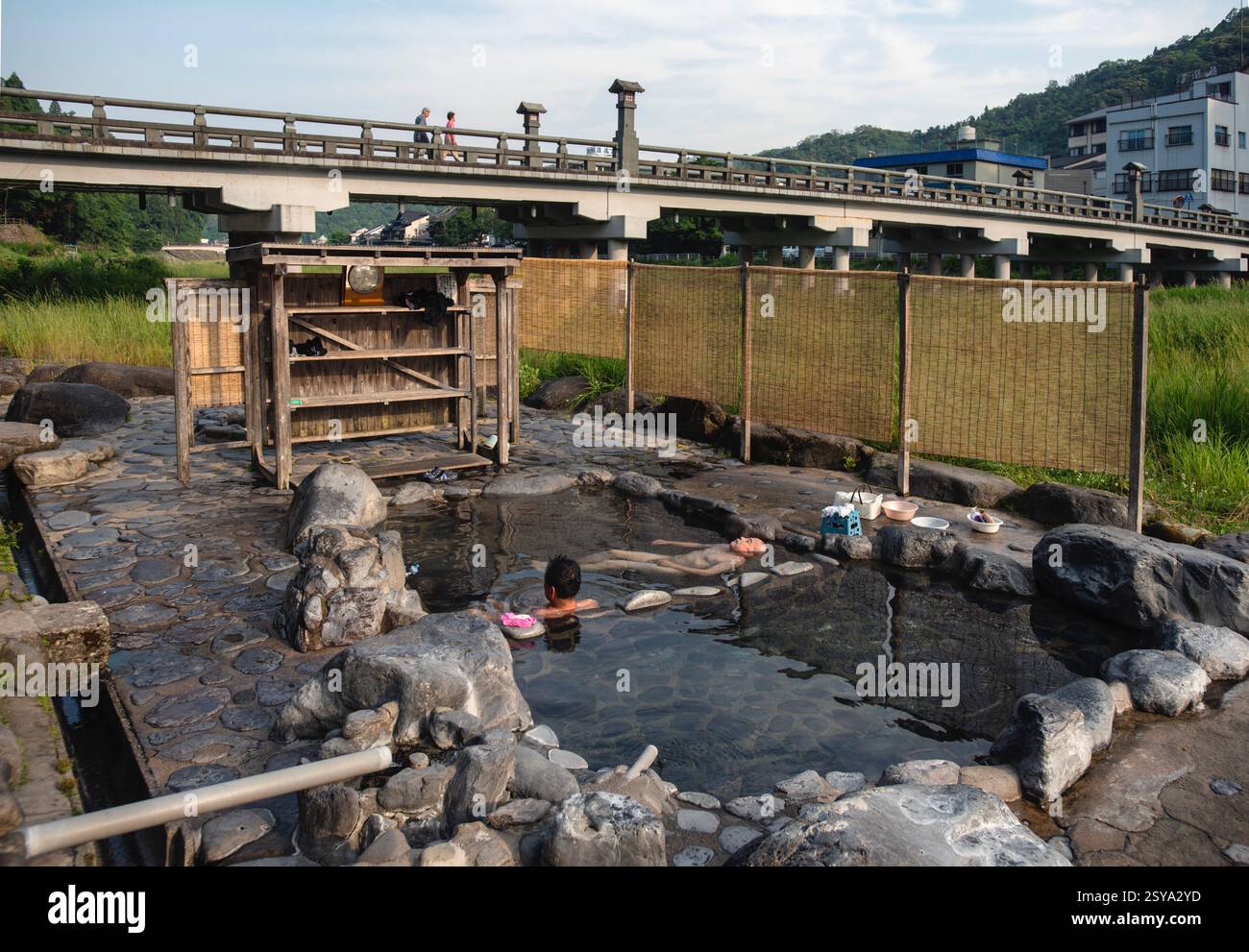 I bagnanti potranno godersi le sorgenti termali di Misasa Town, prefettura di Tottori, il 30 maggio 2017. La citta' e' annidata su entrambi i lati del fiume Misasa e b Foto Stock