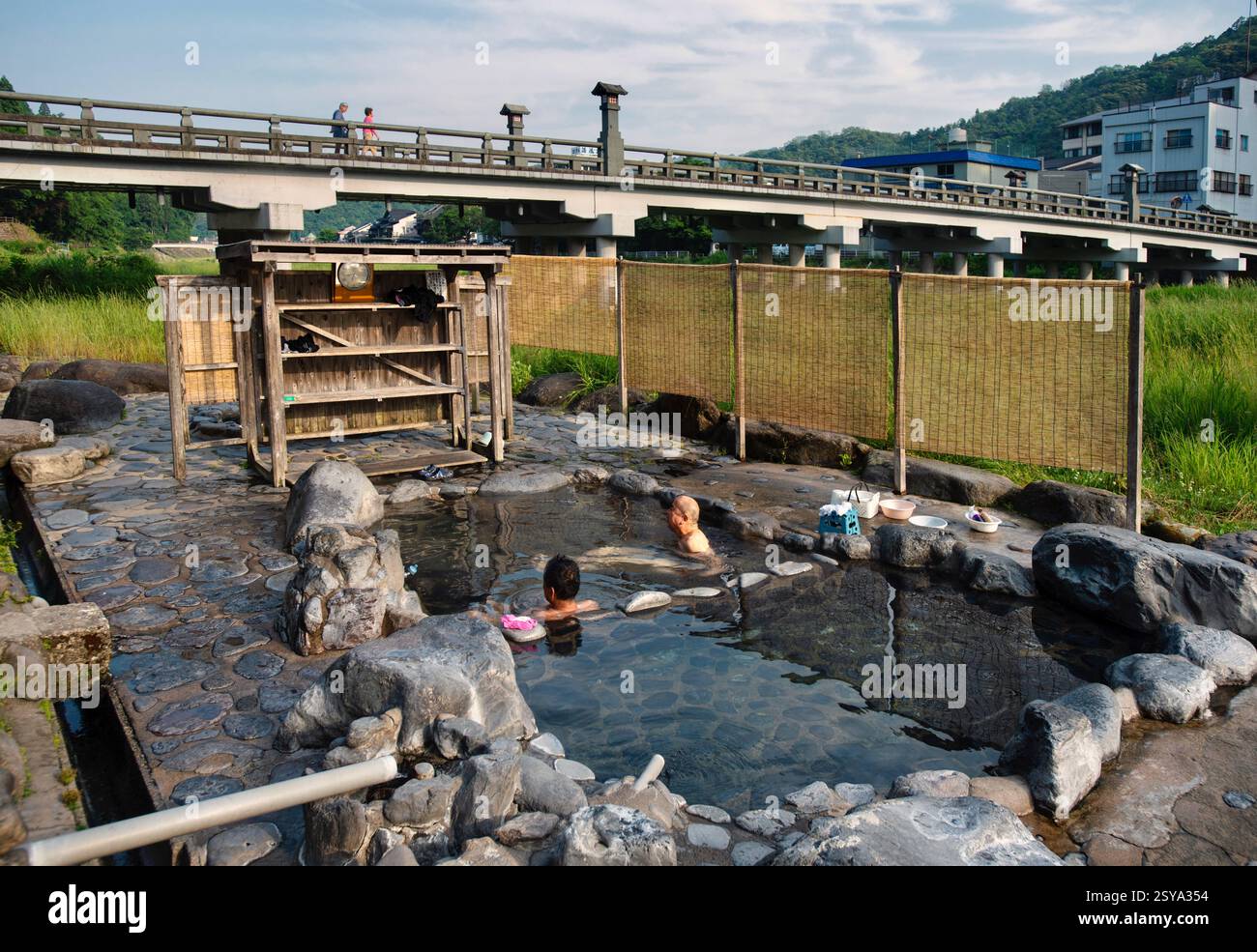 I bagnanti potranno godersi le sorgenti termali di Misasa Town, prefettura di Tottori, il 30 maggio 2017. La citta' e' annidata su entrambi i lati del fiume Misasa e b Foto Stock
