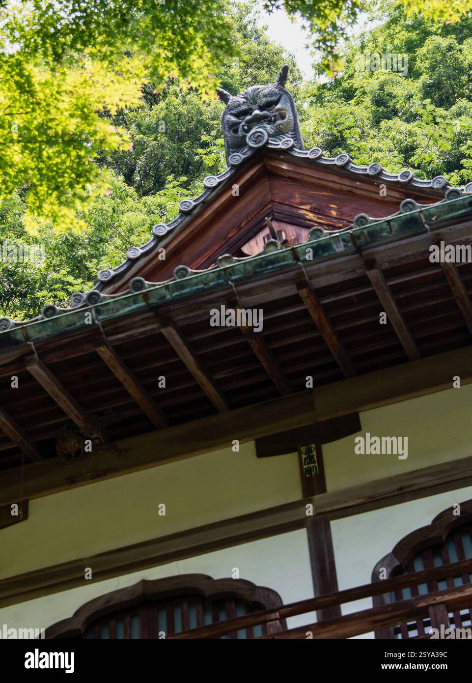 Un gargoyle guarda giù dal tetto del tempio Nanen-ji a Misasa Town, prefettura di Tottori, il 30 maggio 2017. FOTO ROB GILHOOLY Foto Stock