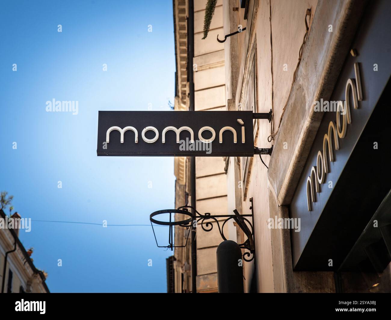 ROMA, ITALIA - 15 GIUGNO 2024: Un elegante cartello Momoni è appeso fuori dalla boutique di Roma. Momoni è una stilista italiana specializzata in abbigliamento donna. Foto Stock