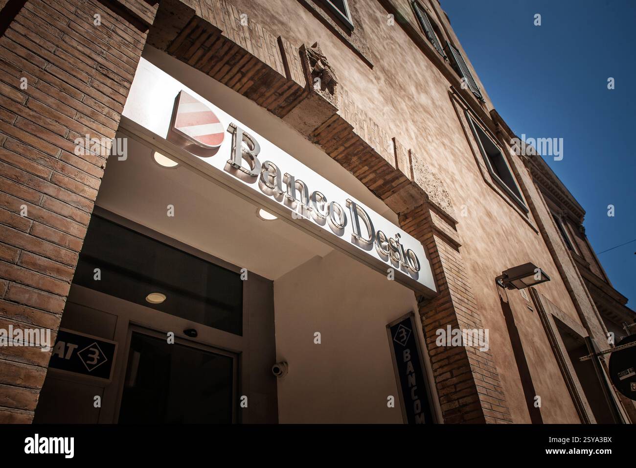 ROMA, ITALIA - 15 GIUGNO 2024: Un cartello del Banco Desio su un edificio a Roma, Italia. Il Banco di desio e brianza è una banca al dettaglio italiana. Foto Stock