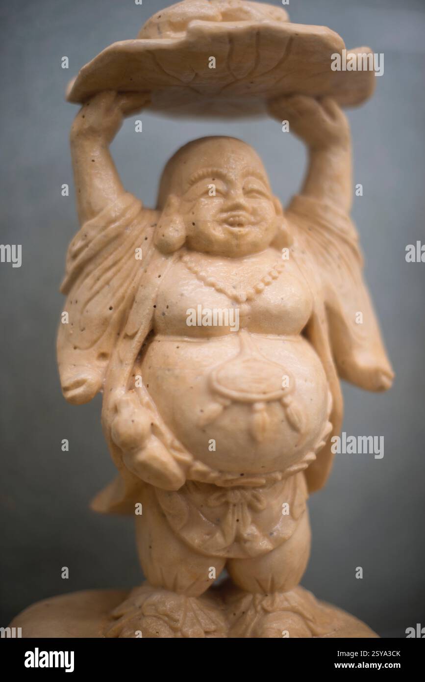 Una figura di Ebisu, Dio della fortuna, è una delle numerose sculture scolpite da Takano tofu in mostra al Chokoku no kan di Misasa Town, Tottori P. Foto Stock