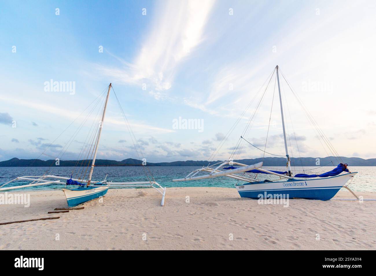 Due bancas sulla spiaggia di sabbia bianca dell'isola Dimakya a Palawan, Filippine nel tardo pomeriggio Foto Stock