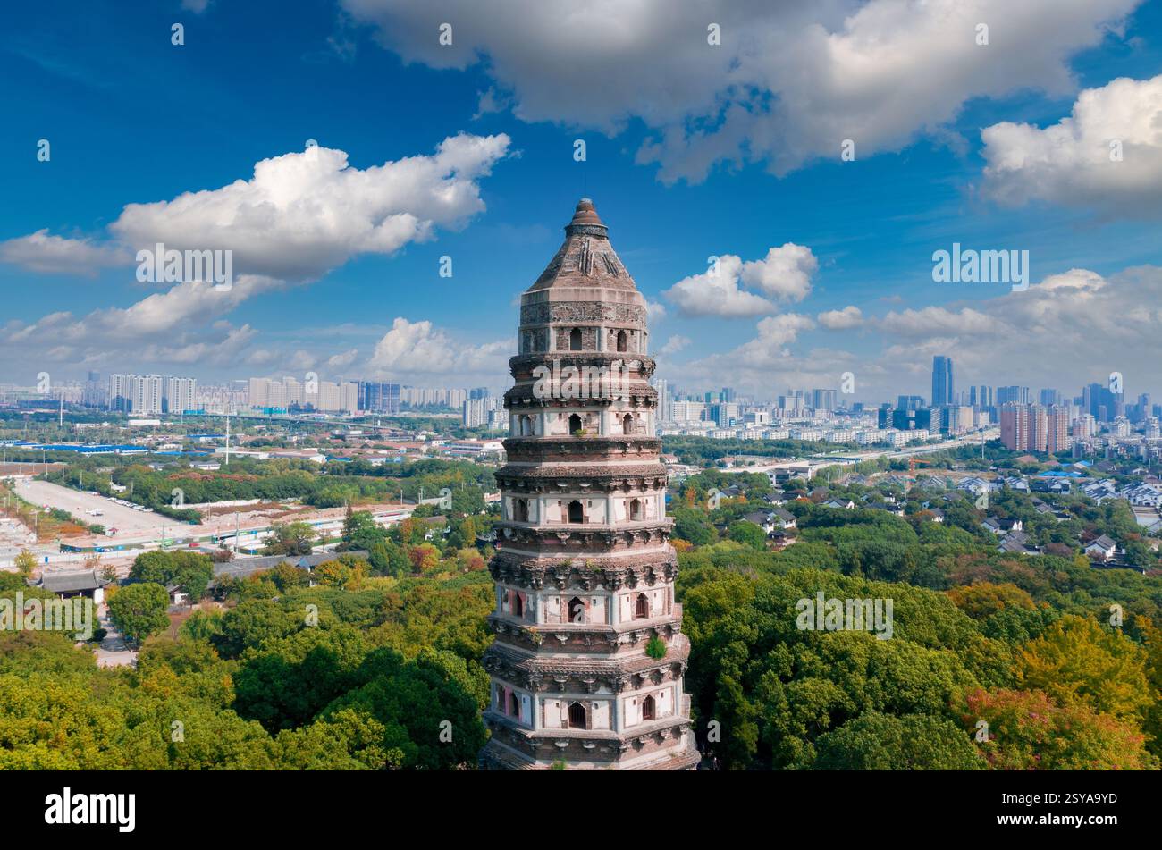 Area panoramica di Tiger Hill, città di Suzhou, provincia di Jiangsu, Cina, la seconda torre pendente al mondo, la "Pagoda della Collina della Tigre" Foto Stock