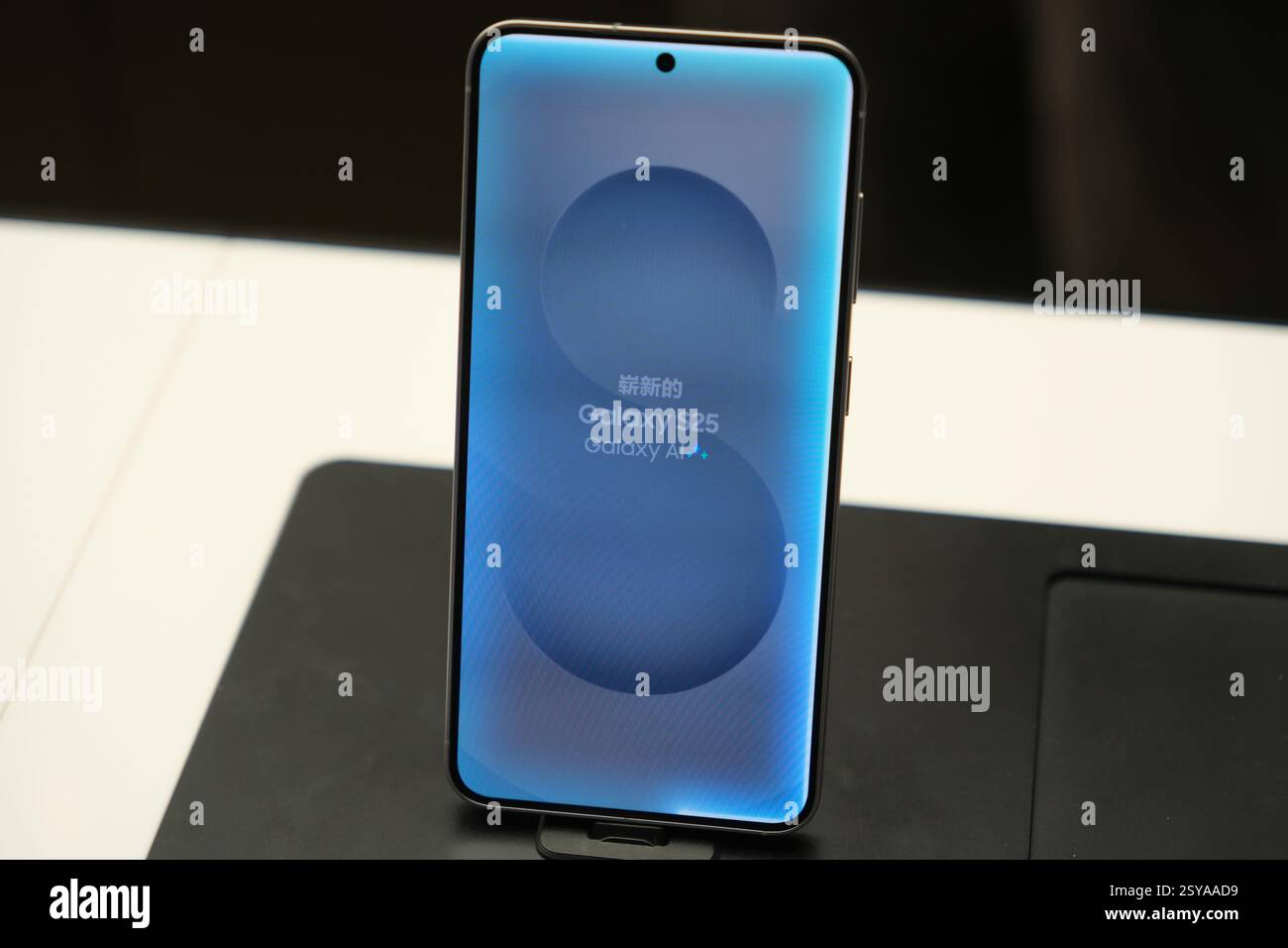 Shanghai, Cina - 15 febbraio 2025: Smartphone Samsung Galaxy S25 con Galaxy ai in negozio Foto Stock