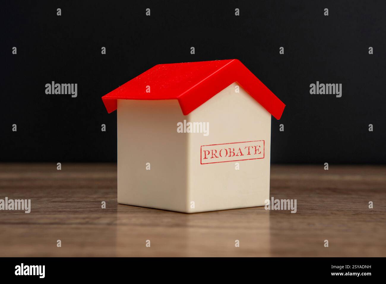Una piccola casa dei giocattoli con la parola "PROBATE" stampigliata sul lato. Concetto di proprietà e proprietà immobiliari. Foto Stock
