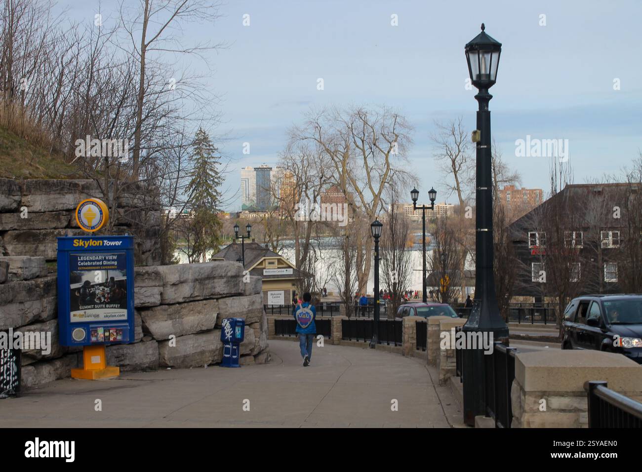 Toronto, Canada - 10 aprile 2017: Percorso vicino alle Cascate del Niagara sul lato canadese con cartello pubblicitario Skylon Tower, lampioni in stile vintage Foto Stock