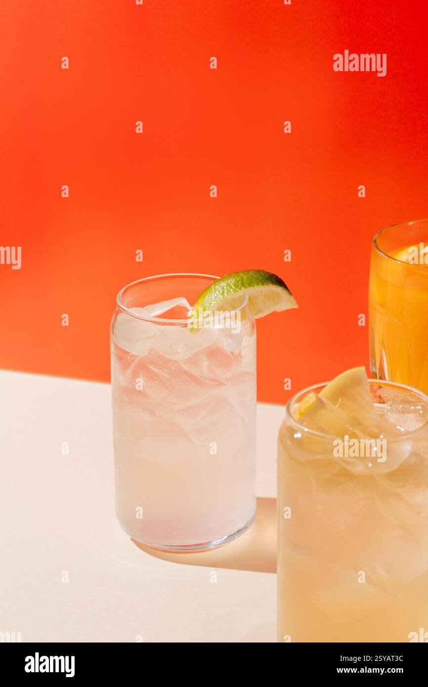 Una selezione di bevande rinfrescanti, limonata classica, limonata in fiore di tiglio alle erbe e marinare Buckthorn Mors. Servito freddo con agrumi, perf Foto Stock