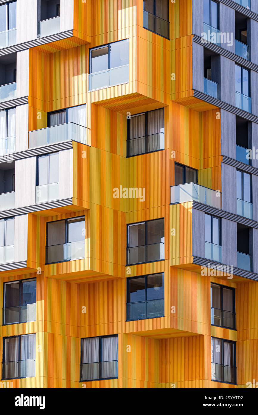 Un design all'avanguardia nell'architettura moderna suburbana, che mette in risalto una combinazione dinamica di materiali come vetro, cemento e metallo. Ora vivace Foto Stock