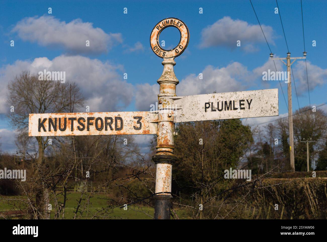 Un vecchio cartello del Cheshire per Knutsford e Plumley. Foto Stock