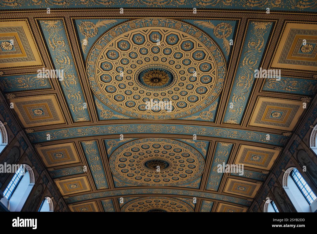 Lo splendido soffitto ornato della Cappella di San Pietro e San Paolo a Londra presenta intricati motivi classici con motivi circolari e geometrici in blu Foto Stock