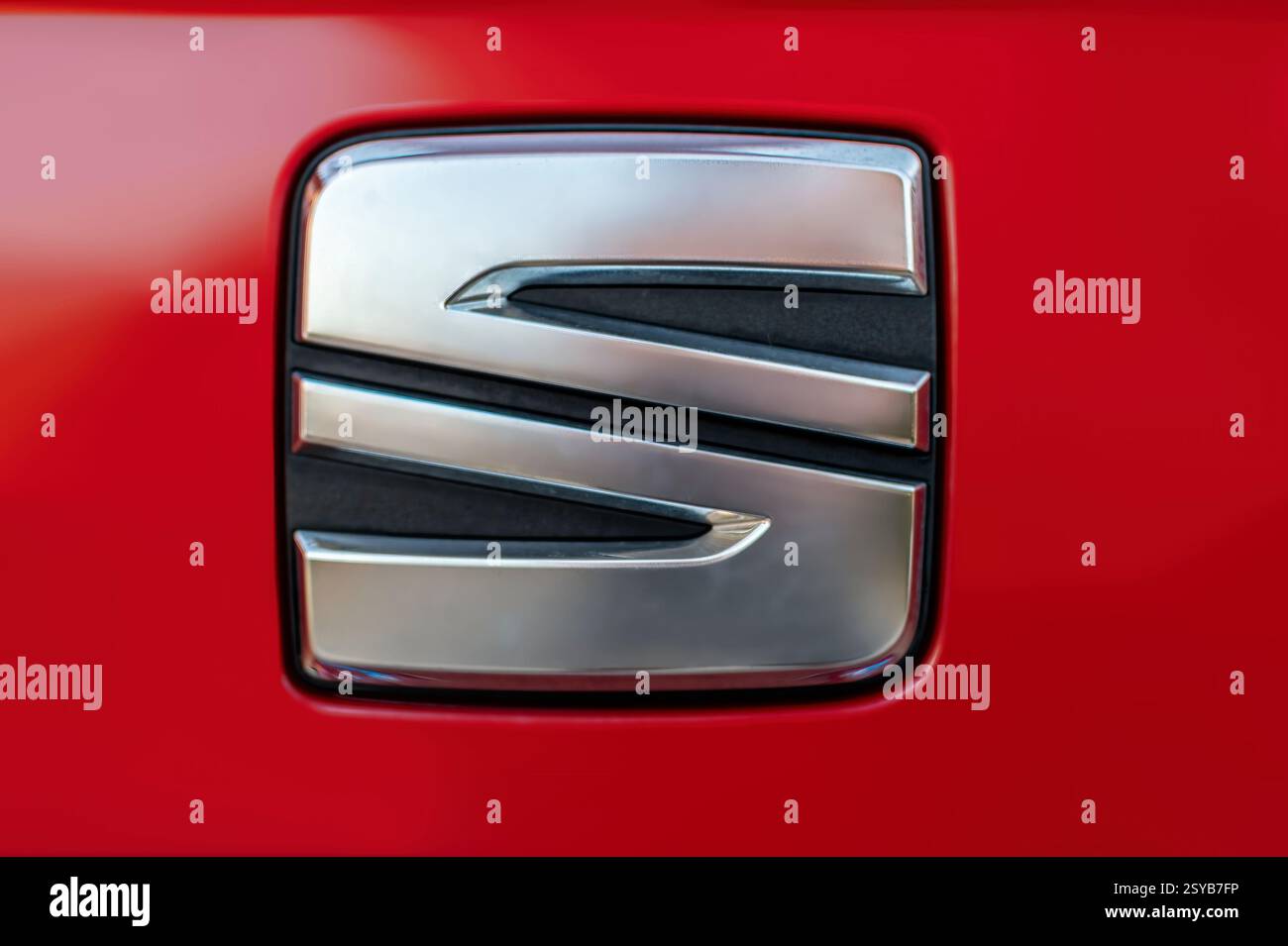 Madrid, Spagna; 12-12-2024: Primo piano dell'iconico logo "S" del marchio spagnolo Seat sulla carrozzeria di un'auto rossa, che mostra l'identità del marchio, automotive d Foto Stock