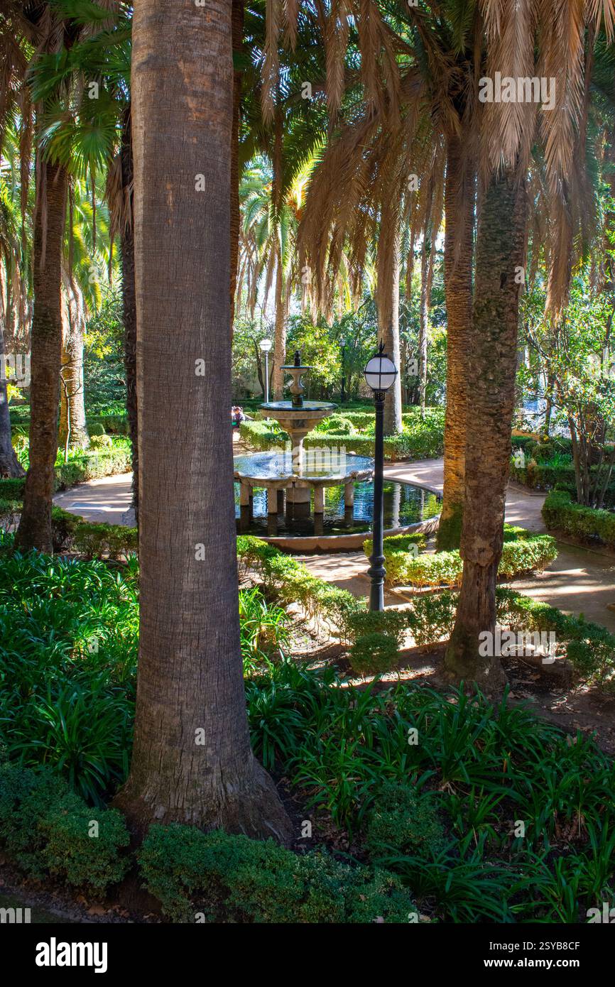 Il giardino inglese visto dalla piattaforma panoramica dei giardini Carmen de los Mártires di Granada. Foto Stock