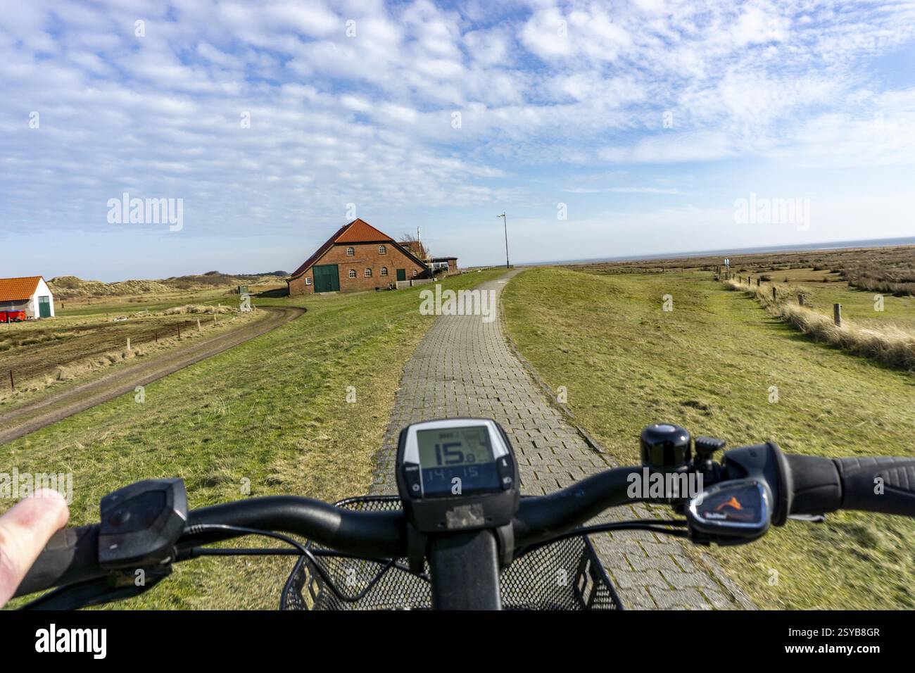 L'isola di Juist nella Frisona orientale del Mare del Nord in inverno, in bicicletta nella parte occidentale dell'isola, su sentieri di diga, fino a Domaene Bill, bicicletta elettrica, bassa Sassonia, Germania Foto Stock