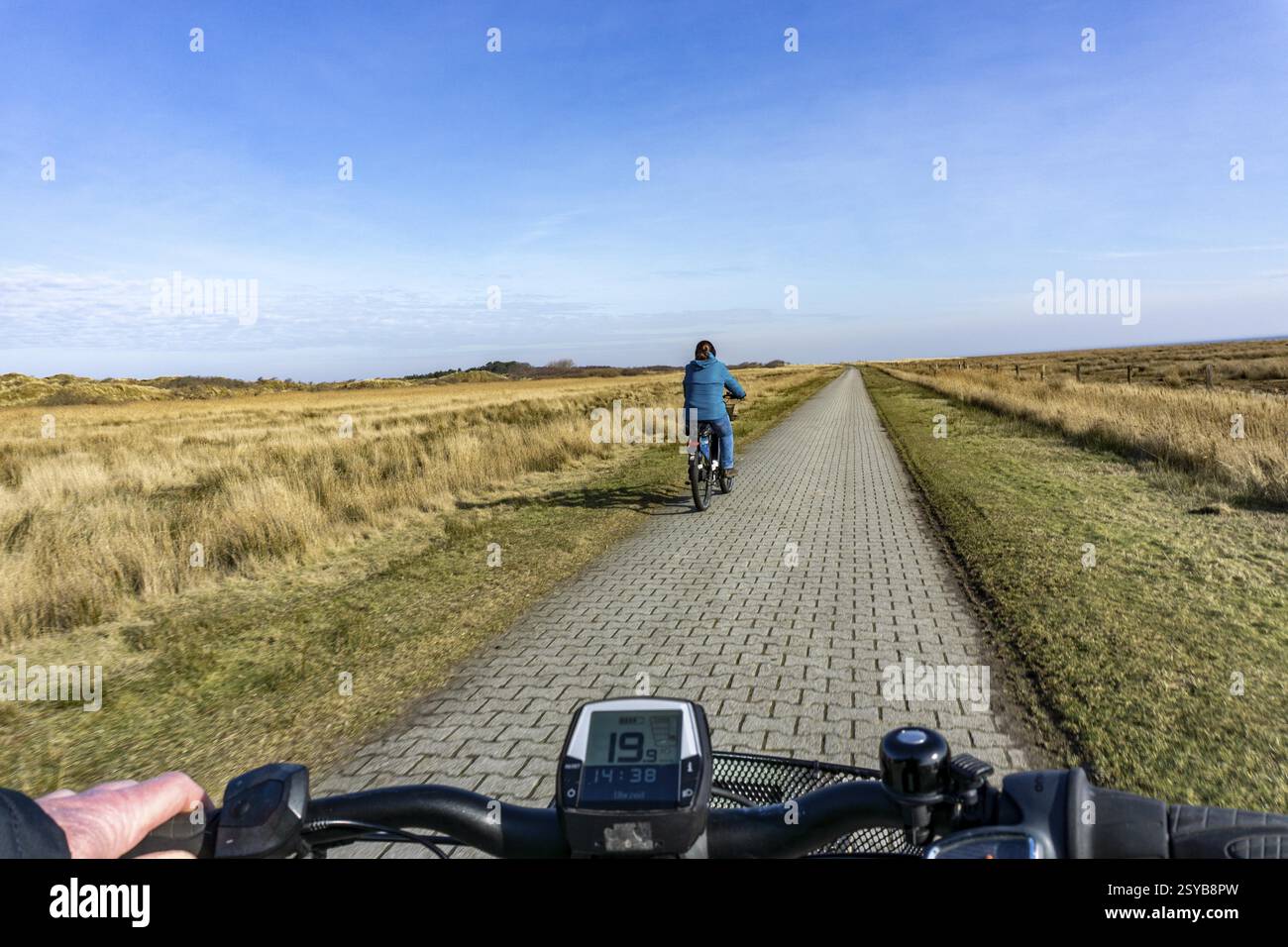 L'isola di Juist nella Frisona orientale del Mare del Nord in inverno, in bicicletta nella parte occidentale dell'isola, su sentieri di diga, fino a Domaene Bill, bicicletta elettrica, bassa Sassonia, Germania Foto Stock