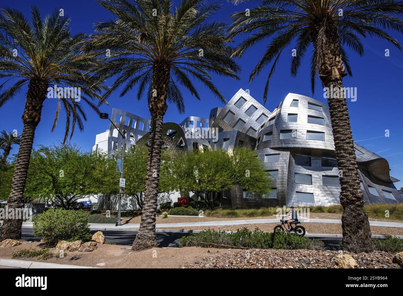 Ciclista di fronte al centro Keep Memory Alive, Lou Rouvo Center for Brainhealth, costruito da Frank GehryLas Vegas, Nevada, USA, Nord America Foto Stock
