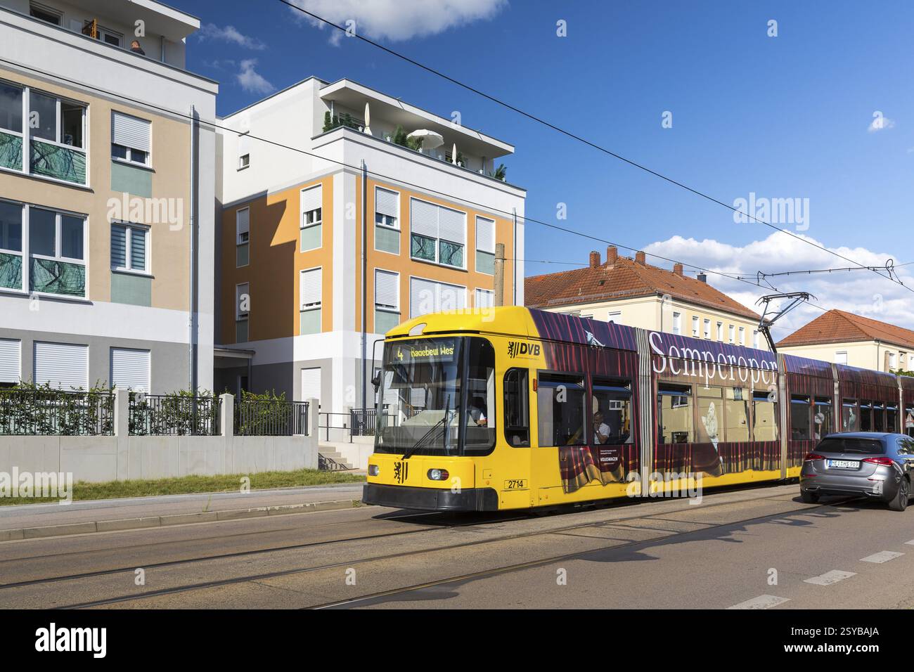 Tram linea 4 su Meissner Strasse di fronte al parco della villa di Altradebeul, Radebeul, Sassonia, Germania, Europa Foto Stock