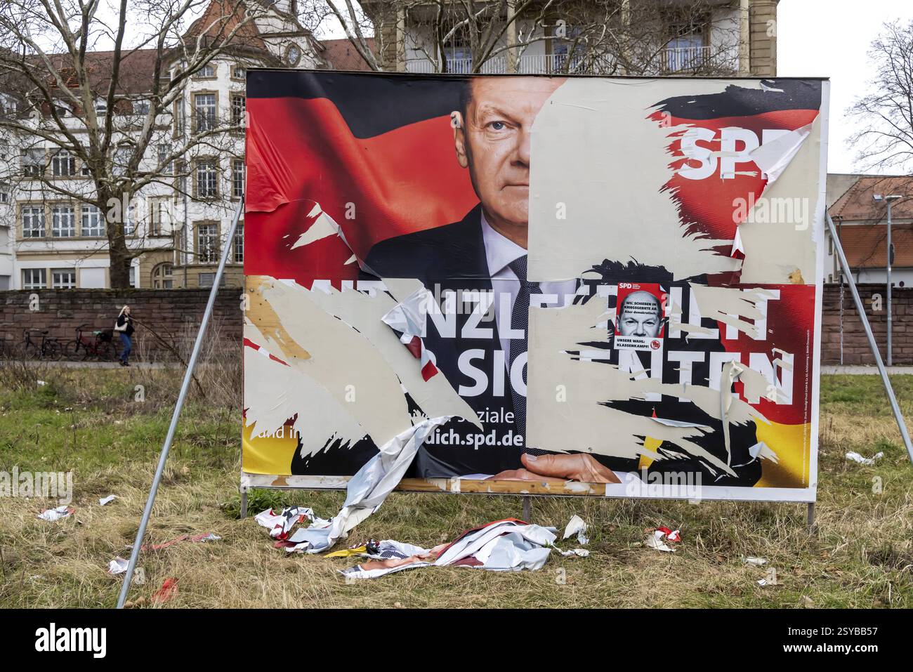 Manifesto elettorale del partito SPD con Olaf Scholz per le elezioni del Bundestag 2025. BTW25. Il grande manifesto fu distrutto dai vandali, è un simbolo per Foto Stock