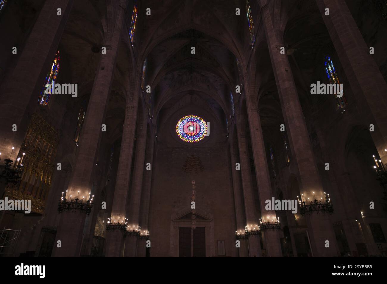 Rosone, rosone sul fronte occidentale, vista interna, la Seu, Basilica de Santa Maria, Cattedrale di Santa Maria, Palma di Maiorca, Maiorca, Baleari Foto Stock