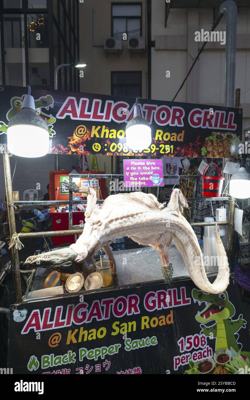 Ristorazione, snack bar, Alligator Grill, Khaosan Road, quartiere di Bang Lam Phu (anche: Banglampoo, distretto di Phra Nakhon), Bangkok, Thailandia, Asia Foto Stock