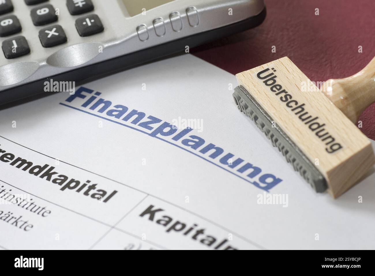 Pianificazione finanziaria di un lavoratore autonomo, timbratura del sovraindebitamento, calcolatrice tascabile, capitale preso in prestito, finanziamento, prestiti aziendali Foto Stock