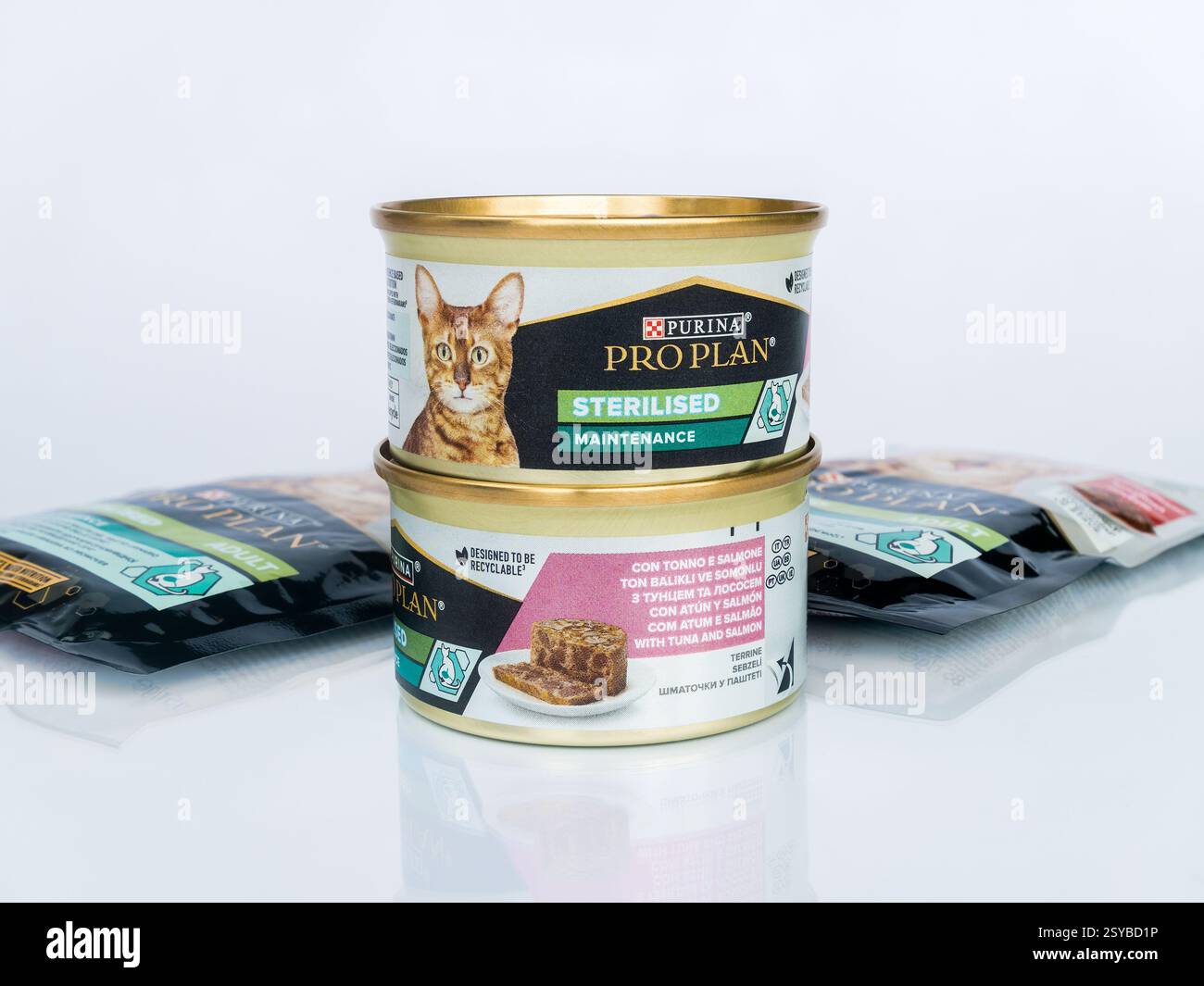 Una pila di due lattine e due confezioni morbide di alimenti a razione completa sterilizzati per manutenzione Purina Pro Plan in scatola per gatti sterilizzati Foto Stock