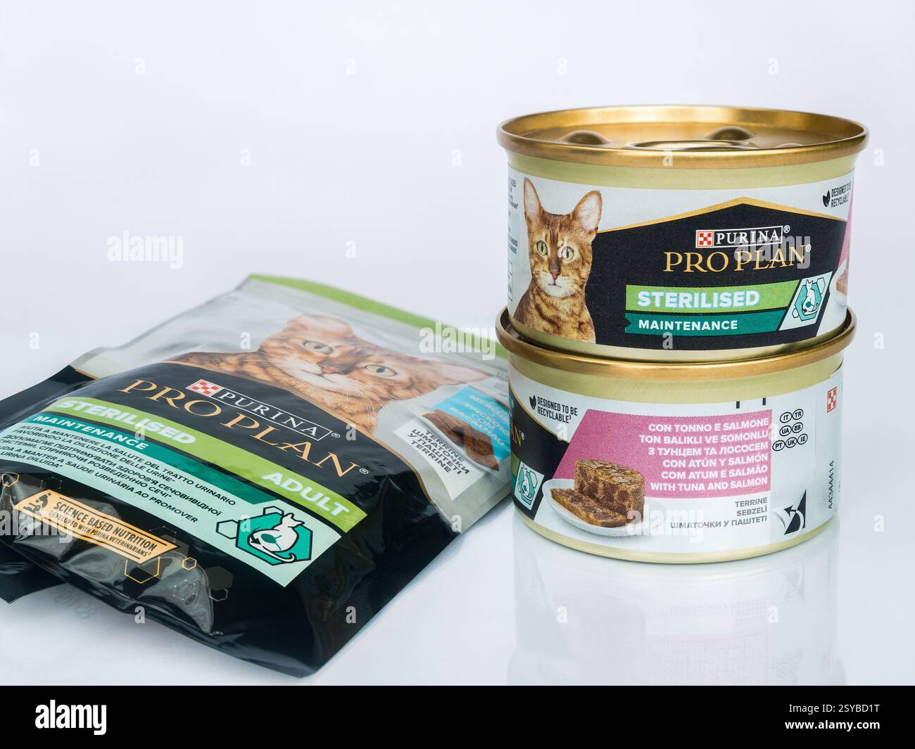 Una pila di due lattine e confezioni morbide di alimenti a razione completa per la manutenzione sterilizzati Purina Pro Plan in scatola per gatti sterilizzati, con tonno e salmone Foto Stock